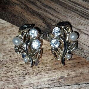 Elegant Vintage Signed Lisner Gold Tone Faux Pearl Rhinestone and Leaf Earrings